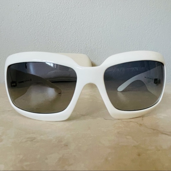 Iconic Chanel Sunglasses - Picture 5 of 15